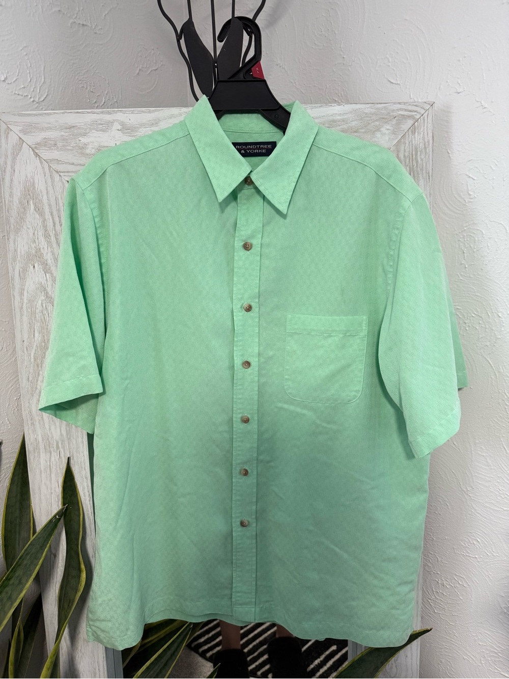 Roundtree & Yorke Men's Light Mint Green Short Sleeve Button-Down Shirt